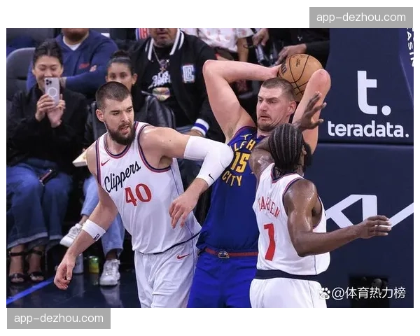 防守三秒违例执法尺度不一，艾顿连续漏判暴露裁判专注度问题